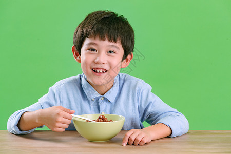 人幸福影棚拍摄小男孩吃东西图片