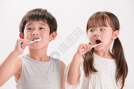 5个人个人护理希望4岁到5岁两个小朋友刷牙背景