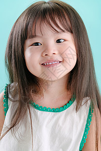 亚洲休闲装希望小女孩的可爱表情图片