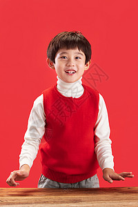 单纯儿童微笑可爱的小男孩过新年图片
