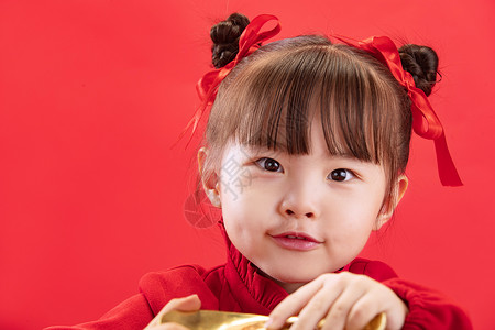 文化节日单纯小女孩拿着金元宝过新年图片
