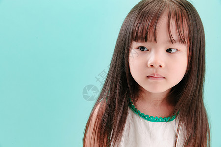 小孩愤怒表情包情绪压力活力影棚拍摄小女孩生气的可爱表情背景