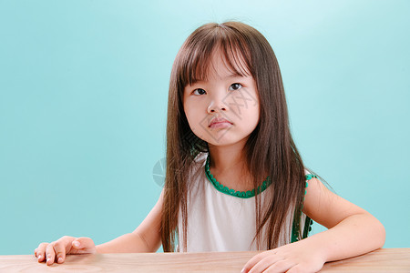 小孩郁闷4岁到5岁焦虑亚洲小女孩生气的可爱表情背景