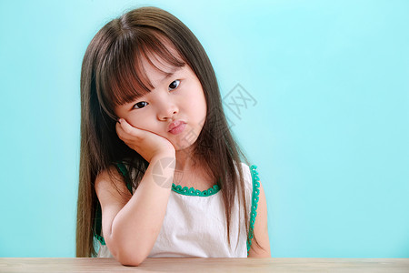 女孩吃土表情包彩色图片愤怒东方人小女孩生气的可爱表情背景