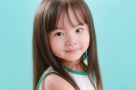 亚洲东方人天真小女孩的可爱表情图片