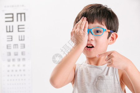 测量天真学龄儿童小男孩测视力图片