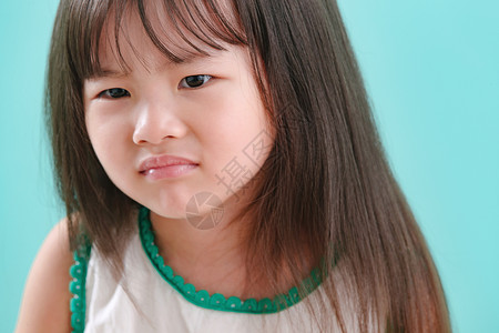 面部表情纯净水平构图小女孩生气的可爱表情高清图片