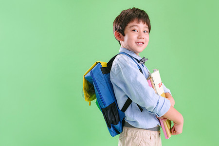 关爱水平构图单纯背书包的快乐小学生背景