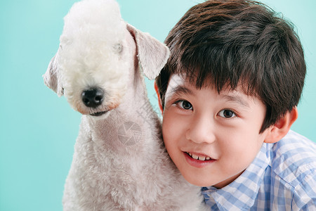 小男孩和宠物狗图片