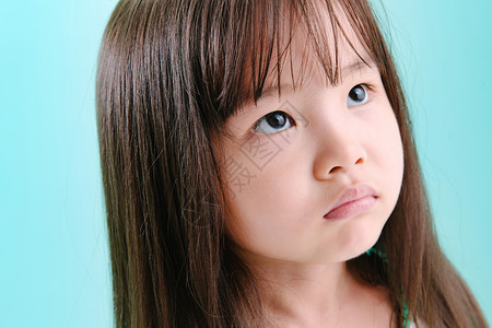 焦虑肖像不高兴的小女孩生气的可爱表情图片