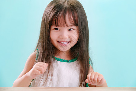 热到流汗表情包亚洲蓝色背景4岁到5岁小女孩的可爱表情背景