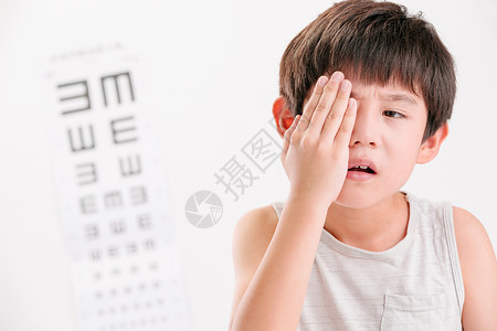 亚洲仔细检查有趣的小男孩测视力高清图片