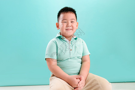 4岁到5岁无忧无虑天真小男孩的可爱表情中国人高清图片素材
