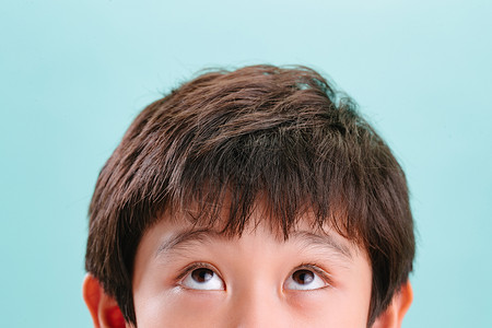 肖像摄影水平构图小男孩的可爱表情幸福高清图片素材