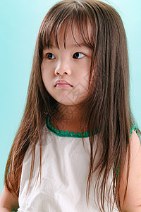 担心的渴望东方人可爱的小女孩皱着眉头高清图片