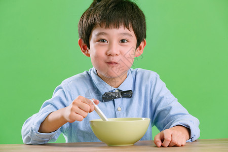吃饭咯表情纯净8岁到9岁可爱的小男孩吃东西背景