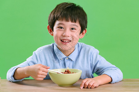 吃东西男孩儿童面部表情纯洁小男孩吃东西背景