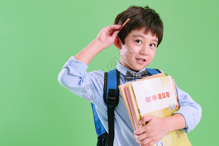 小学男生单纯儿童背书包的快乐小学生图片