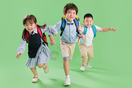 背背包的人关爱东方人纯洁奔跑着的三个小学生背景
