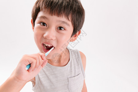 个人护理休闲装活力小男孩刷牙图片