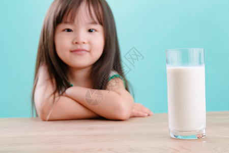 成长学龄前儿童摄影可爱的小女孩和一杯牛奶图片