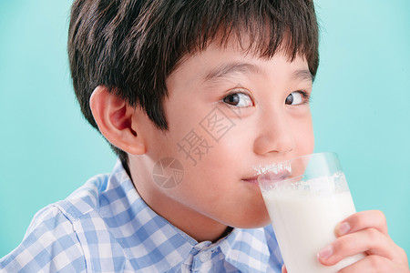 喝饮料的男孩饮料可爱的喝小男孩和一杯牛奶背景