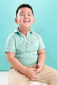 愉悦微笑亚洲小男孩的可爱表情图片