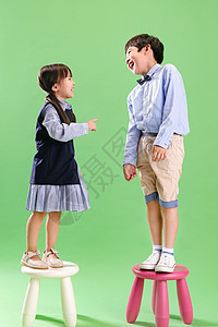个性化垂直梯垂直构图面对面全身像两个小朋友站着凳子上背景