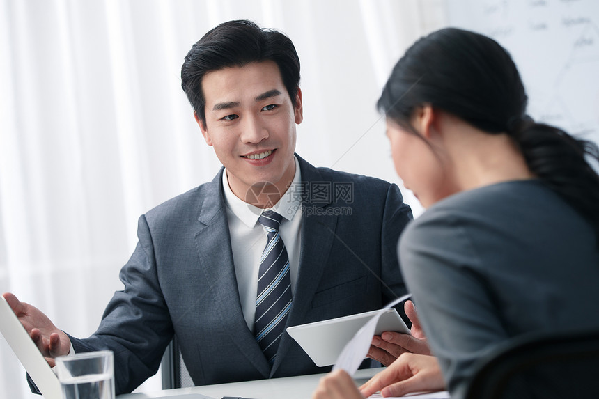 青年商务男女在办公图片