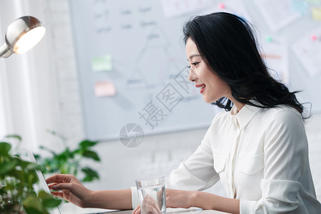 白领青年商务女人在办公图片