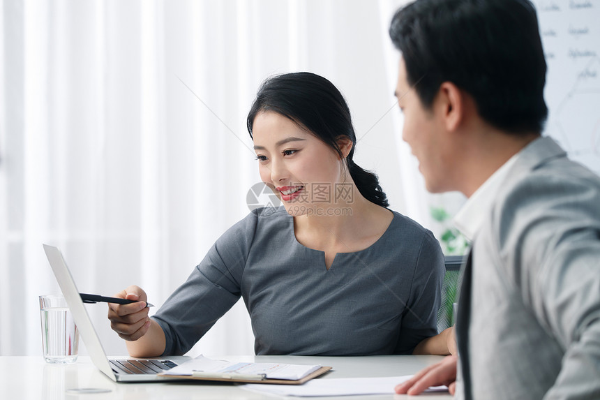 轻松的办公环境青年人青年商务男女在办公图片