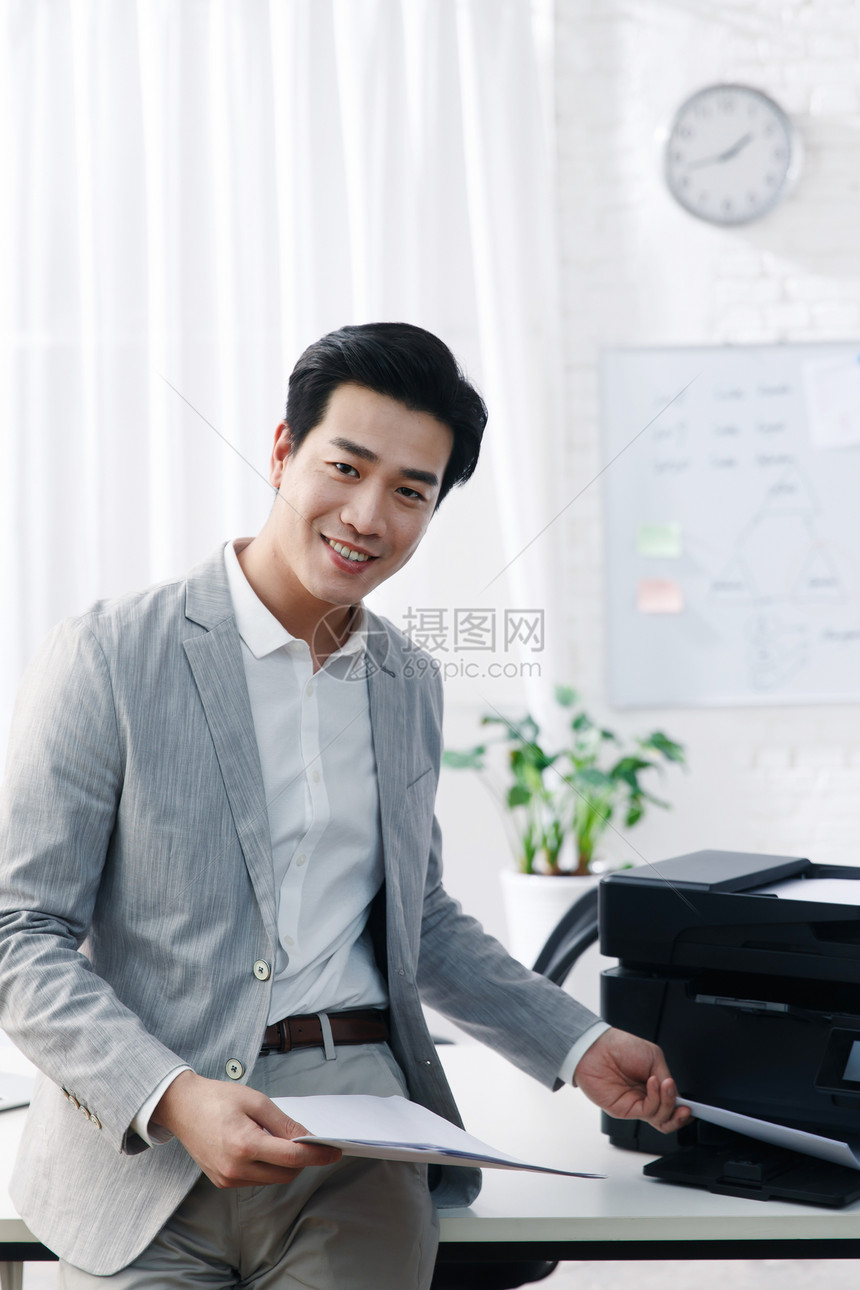 技能快乐东方人青年商务男人在办公图片
