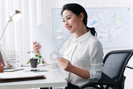 漂亮的台灯台灯水平构图自信青年商务女人在办公背景