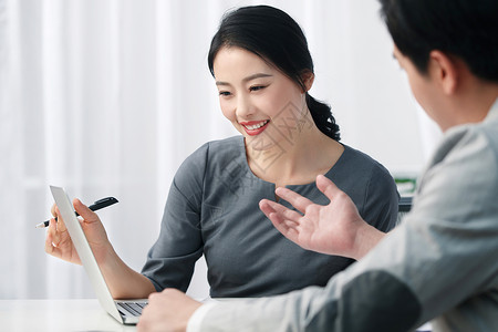 水平构图专业人员协助青年商务男女在办公图片