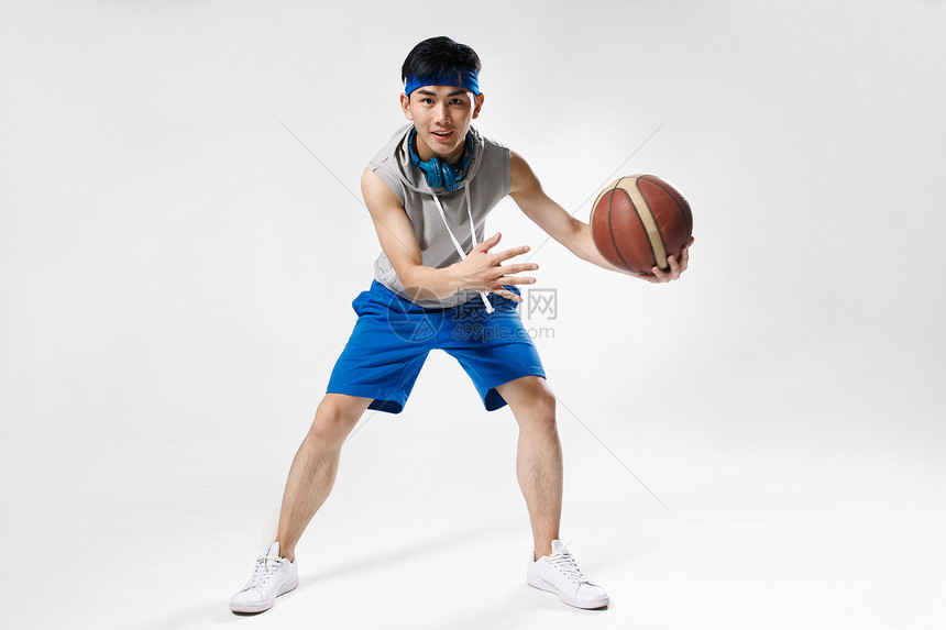 手拿篮球的年轻大学生图片