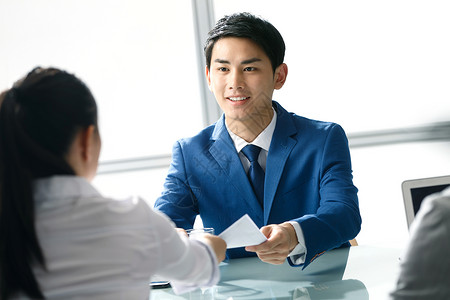 青年商务男士在办公室面试招聘者背景