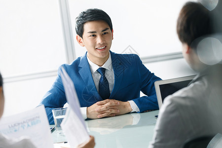 商务男士在办公室面试招聘者背景