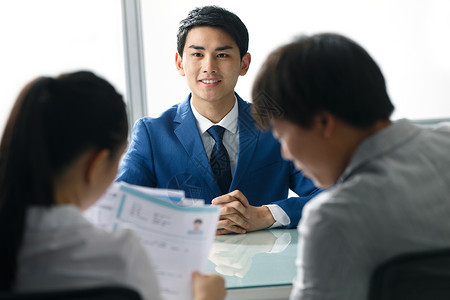 职场新人在办公室招聘图片