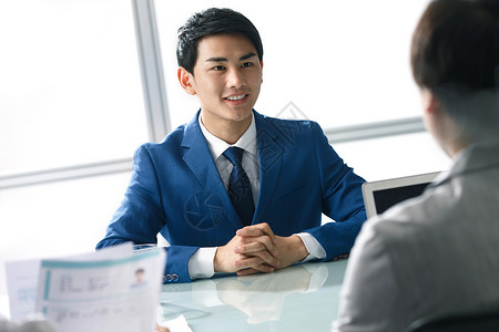 不同的人在找工作商务人士在办公室面试新人背景