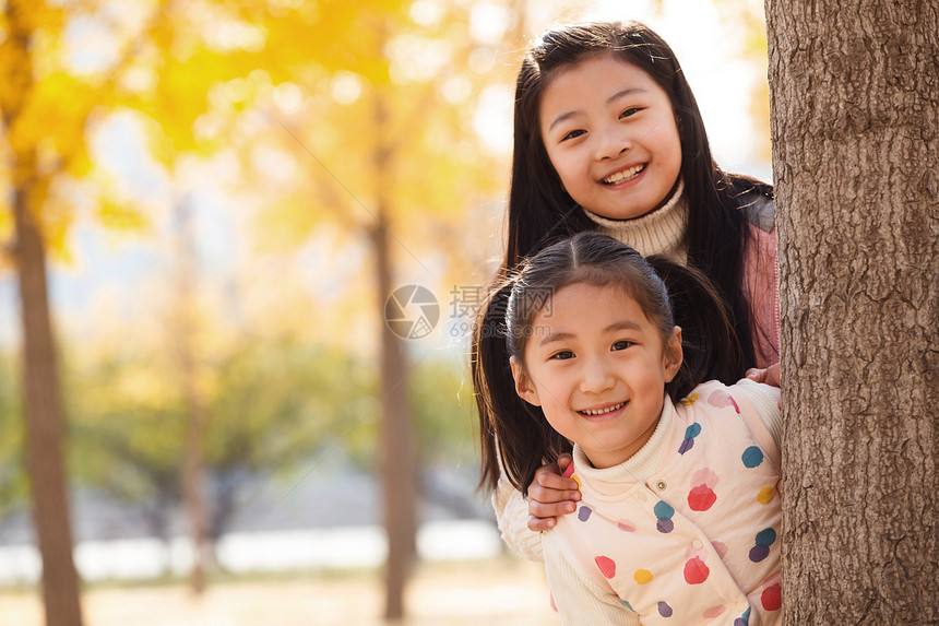 两个可爱的小女孩在户外玩耍图片