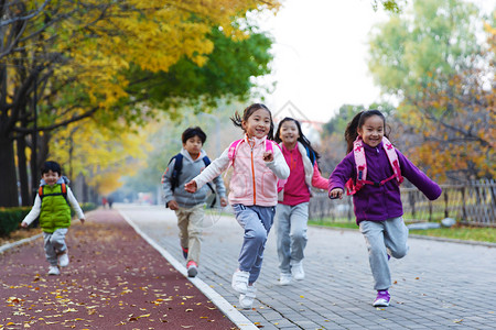 秋天奔跑的女孩放学欢乐的小学生在户外奔跑背景