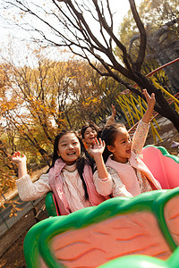 儿童过山车户外男孩女孩坐过山车背景