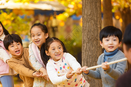 自由小学生在拔河比赛高清图片