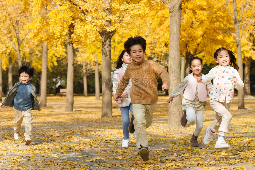 休闲活动欢乐的男孩女孩在户外玩耍图片