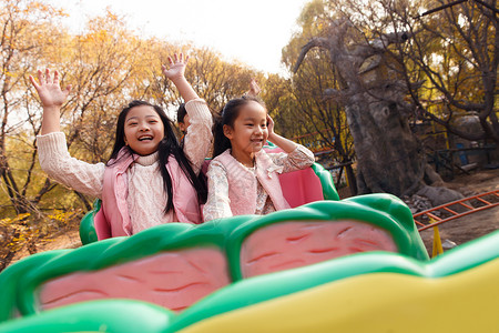 游乐园两个女孩坐过山车高清图片