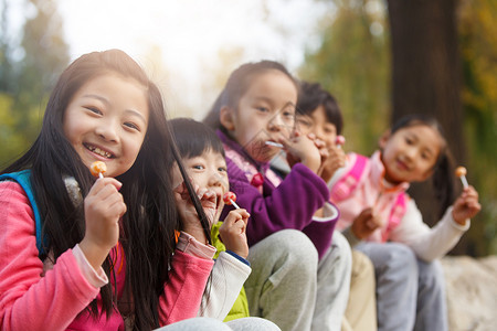 放学的男孩女孩在户外玩耍图片