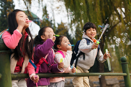 在户外玩耍的小学生图片