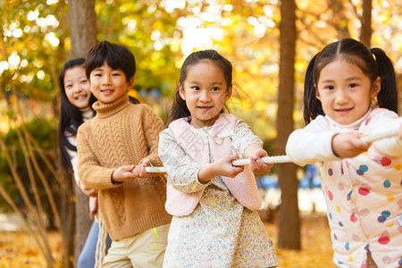 秋天公园小学生在拔河比赛图片
