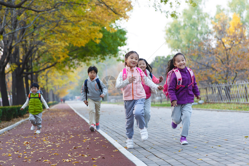 欢乐的小学生在户外奔跑图片