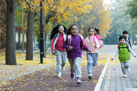 欢乐的小学生在户外奔跑图片